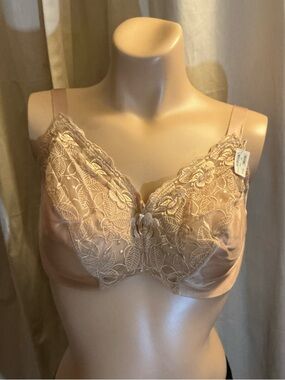 Wacoal Lace Underwire Bra in Nude/Beige